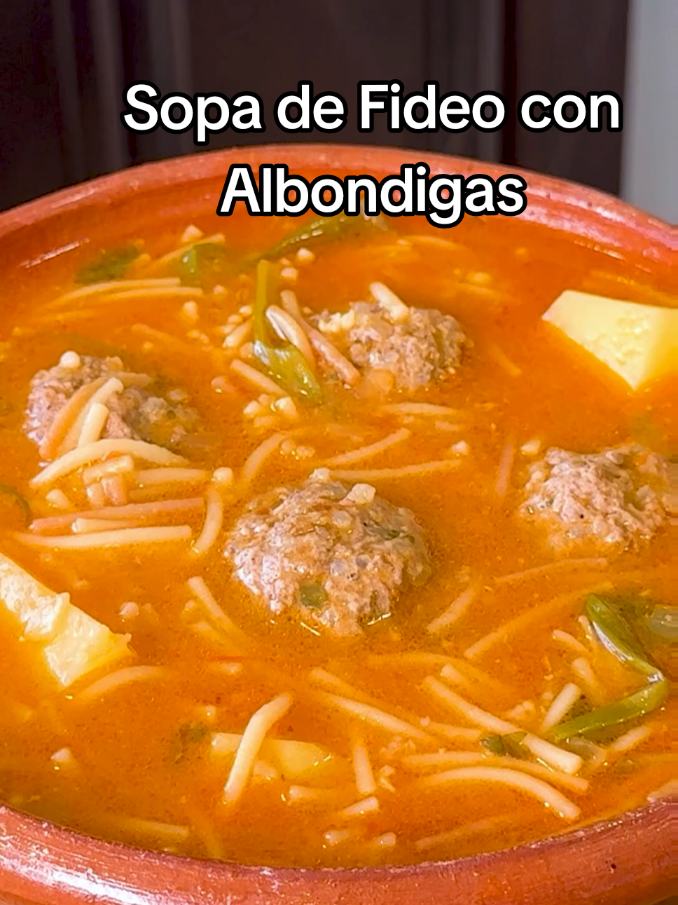 Sopa de Fideo con Albóndigas